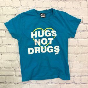 Local Celebrity Hugs Not Drugs Tee Size S